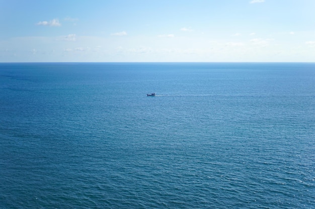 Una barca nell'oceano