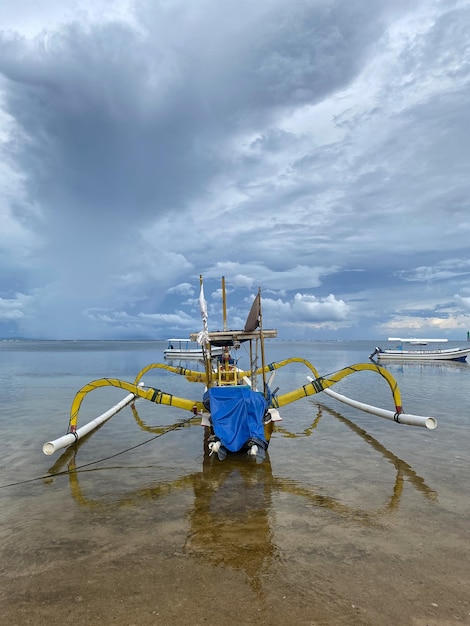 Una barca sull'acqua con il cielo sullo sfondo