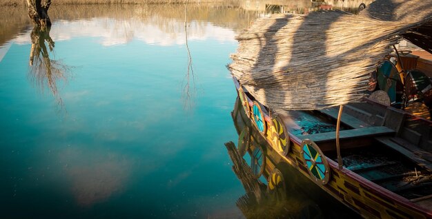 Una barca sull'acqua con sopra la parola amore