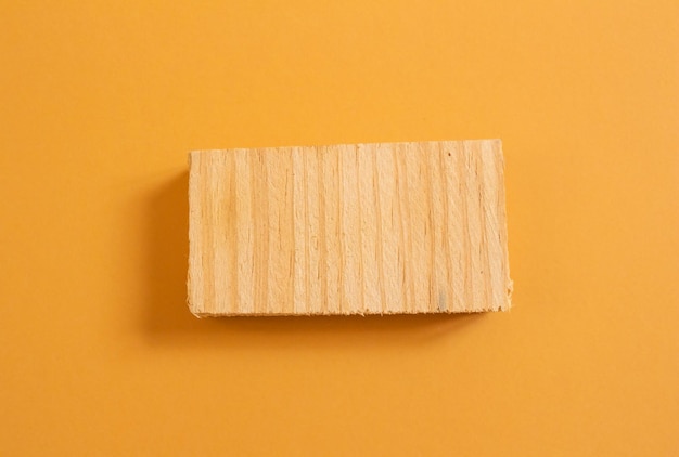 Una barra di legno di legno su uno sfondo giallo