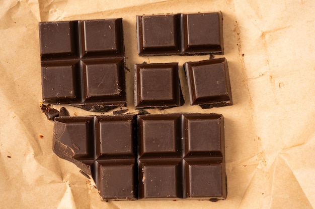 Una barretta di cioccolato isolata su sfondo bianco