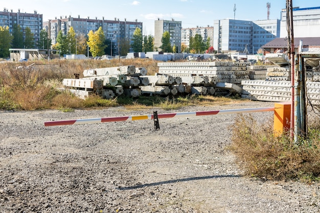 una barriera chiusa blocca l'ingresso a un cantiere abbandonato