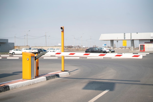 Una barriera per cancello auto stradale, pass di ingresso di sicurezza