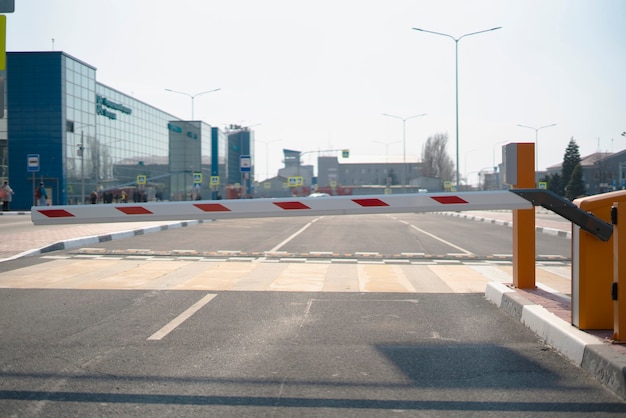 Una barriera per cancello auto stradale, pass di ingresso di sicurezza
