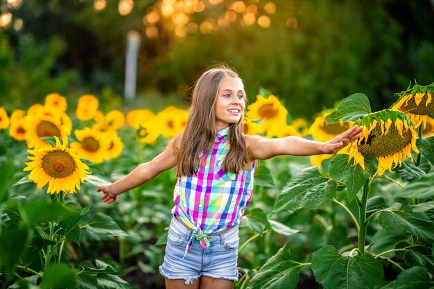 Una bella bambina felice in un campo di girasoli Estate accogliente umore