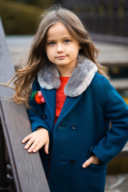 Una bella bambina sta guardando la telecamera