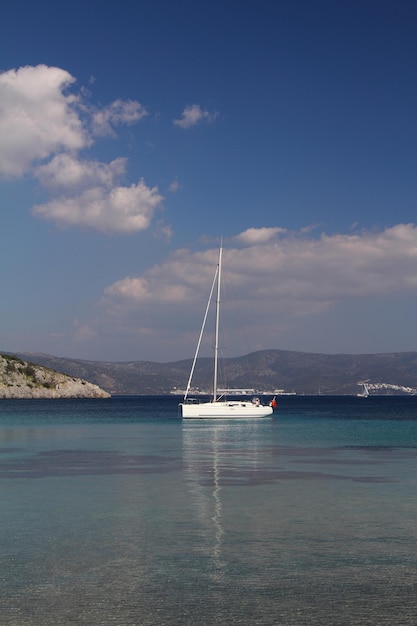 una bella barca a vela in mare