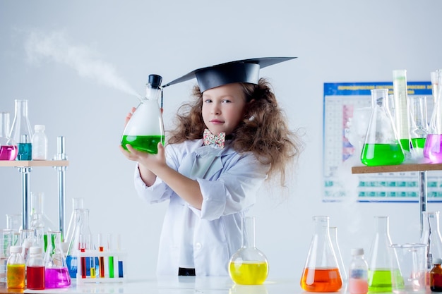 Una bella bruna che posa in laboratorio di chimica.