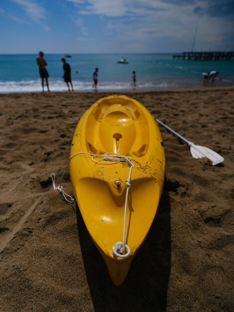 Una bella canoa gialla sulla spiaggia