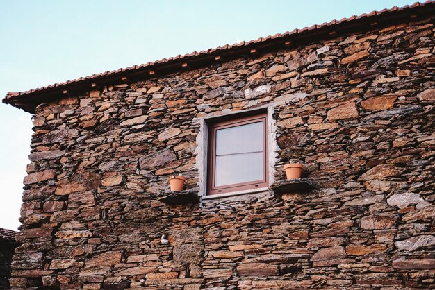 Una bella casa fatta di vecchie e colorate rocce