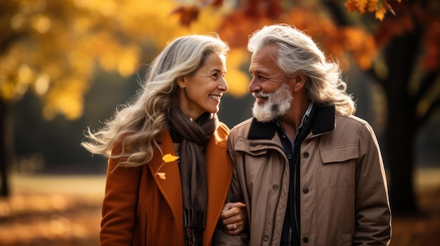 Una bella coppia felice di capelli grigi, caucasica, di età avanzata, che si diverte a respirare aria fresca in autunno, in natura, dietro, una coppia anziana che cammina insieme nel parco la mattina.