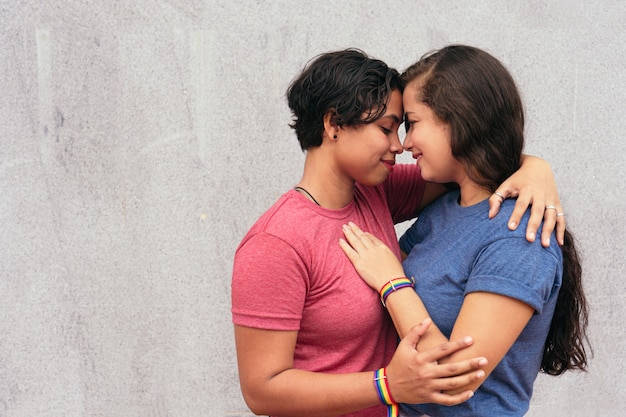 Una bella coppia lesbica si gode l'abbraccio durante un appuntamento in città