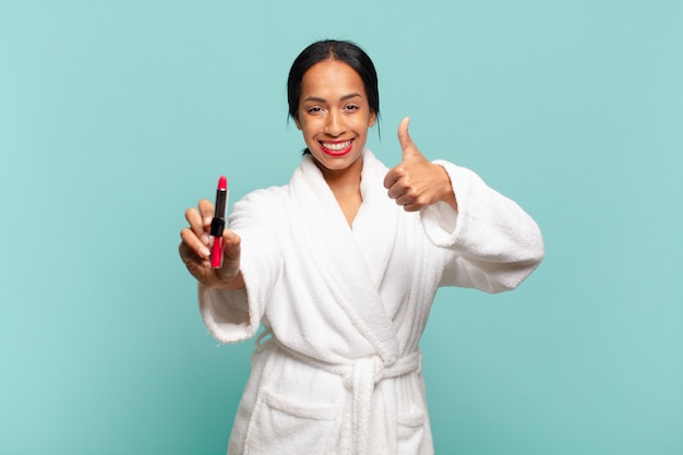 Una bella donna americana. espressione felice e sorpresa. concetto di trucco