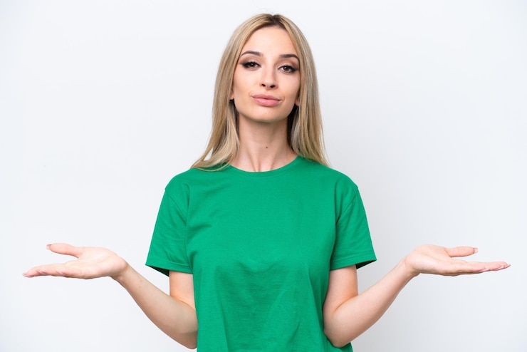 Foto una bella donna bionda isolata su uno sfondo bianco che ha dei dubbi