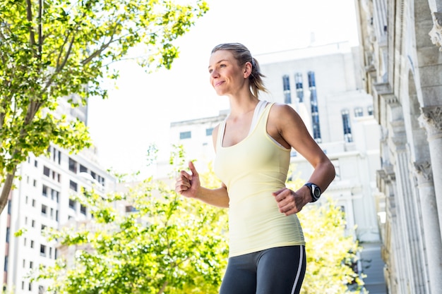 Una bella donna che corre in strada