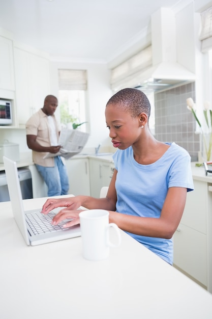 Una bella donna che usa il suo laptop