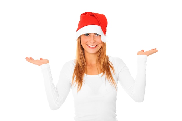 una bella donna con il cappello di Babbo Natale con le mani alzate che mostra il tuo prodotto su bianco