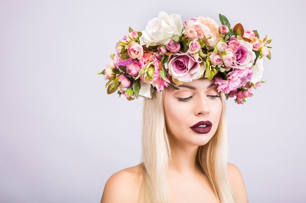 Una bella donna con una corona di fiori