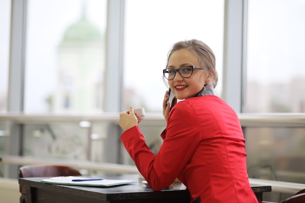 Una bella donna d'affari va a un incontro di lavoro in un caffè