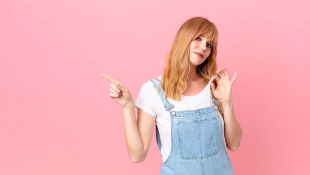 Una bella donna dai capelli rossi che sembra arrogante, di successo, positiva e orgogliosa