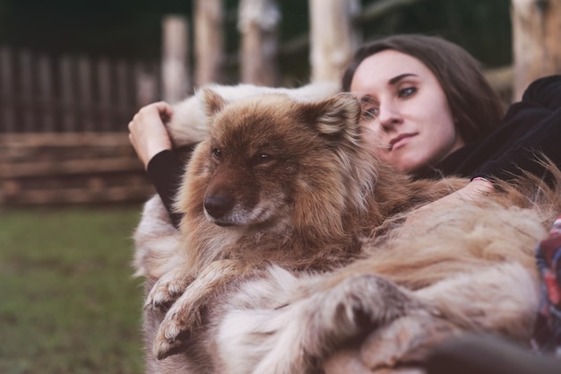 Una bella donna e il suo cane nenets pastore laika che dorme