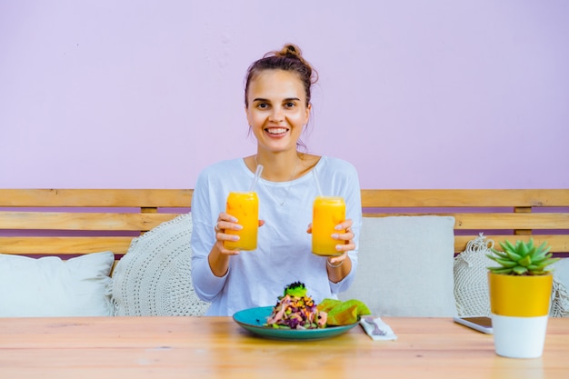 Una bella donna fa colazione in un elegante bar