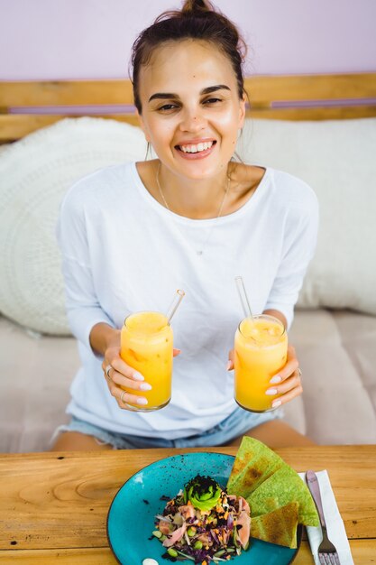 Una bella donna fa colazione in un elegante bar