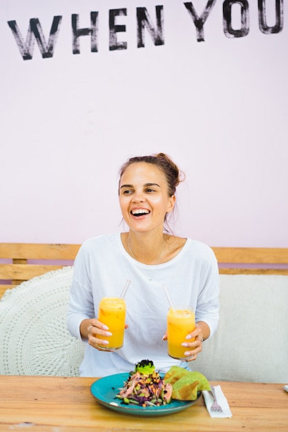 Una bella donna fa colazione in un elegante bar