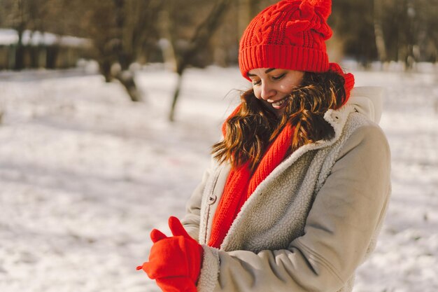 Una bella donna in abiti invernali si sta godendo il concetto di celebrazione di Natale e Capodanno invernale