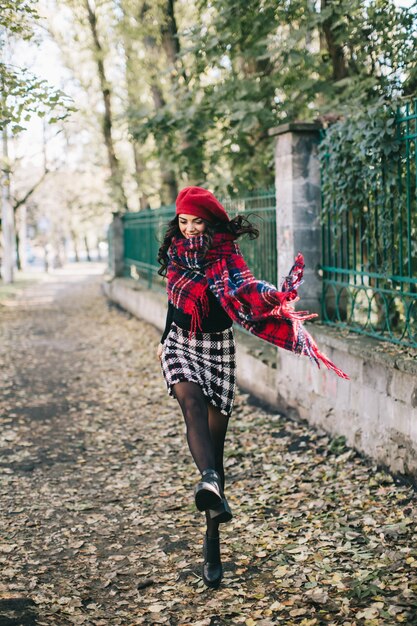 Una bella donna in autunno.