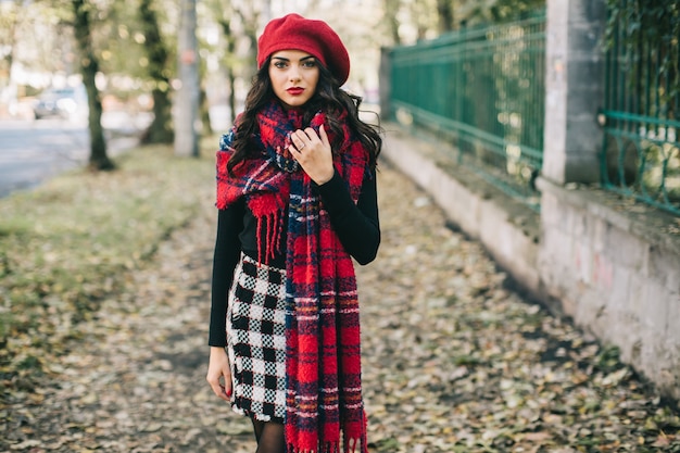 Una bella donna in autunno.