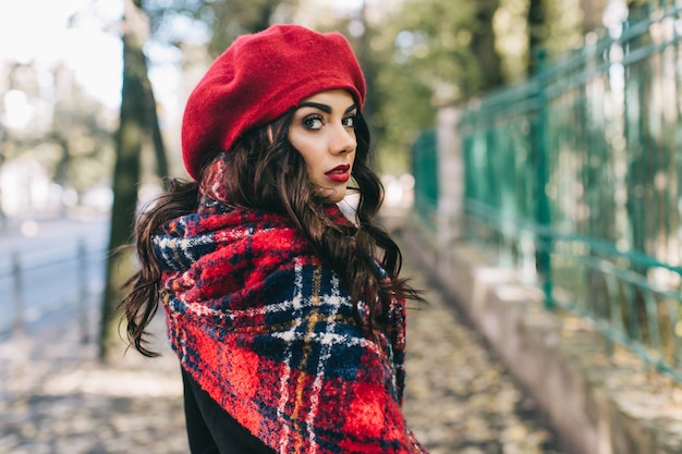 Una bella donna in autunno.