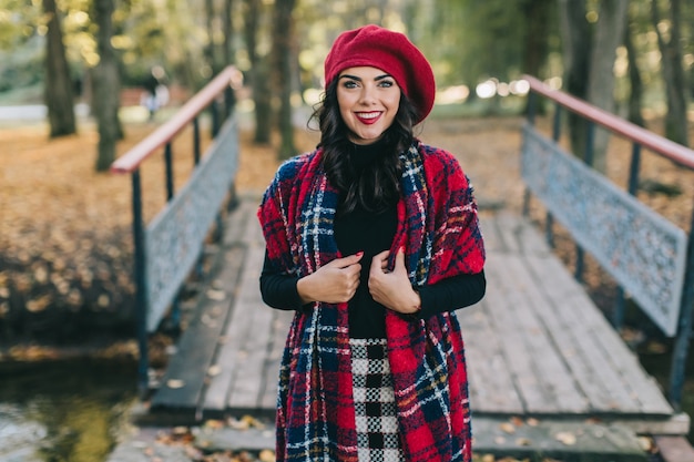 Una bella donna in autunno.