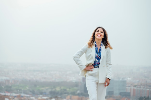 Una bella donna in posa con la città