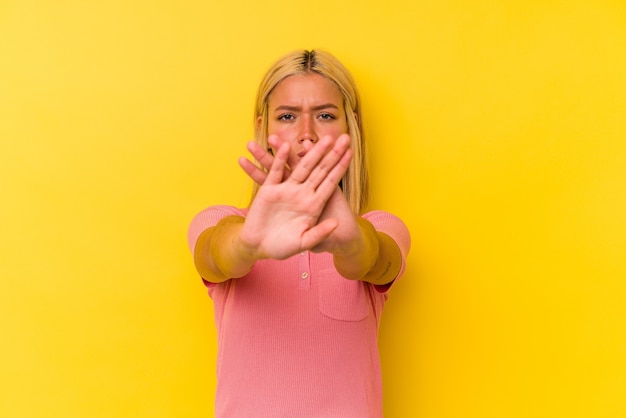 Una bella donna in posa su sfondo giallo