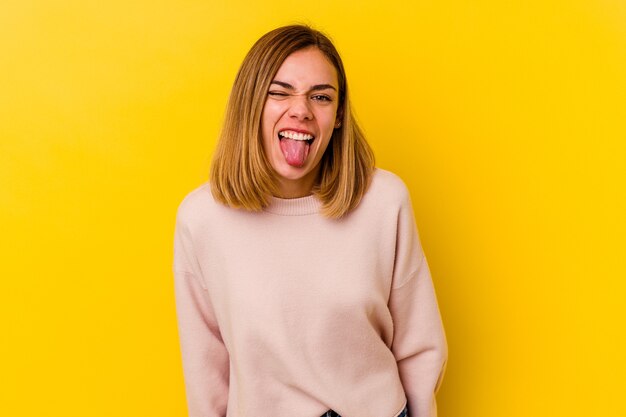 Una bella donna in posa su sfondo giallo