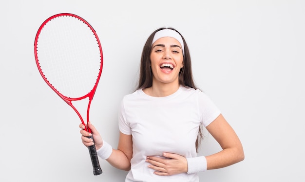 Una bella donna ispanica che ride ad alta voce per uno scherzo esilarante. concetto di tennis