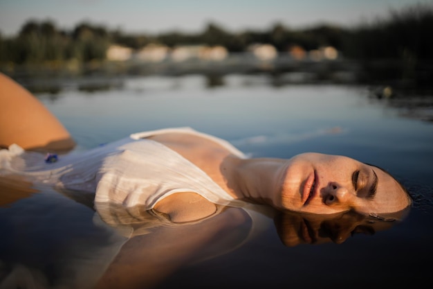 Una bella donna nel lago d'estate