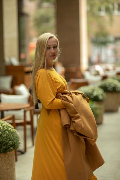 Una bella donna sicura di sé che cammina per la fotografia di stile di vita di strada