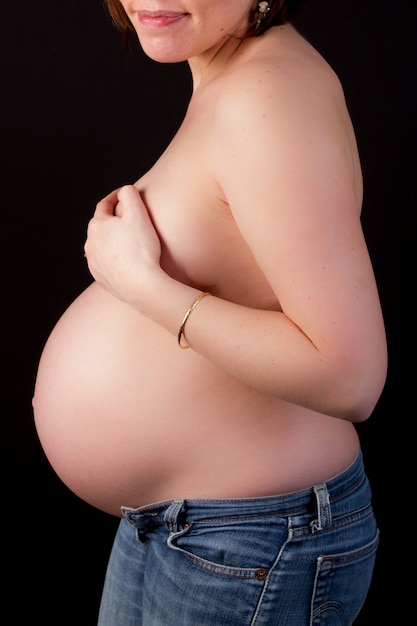 Una bella e simpatica pancia di una donna incinta