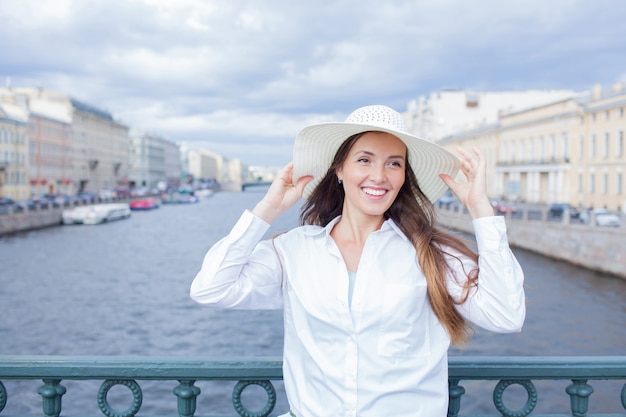 Una bella e sorridente ragazza con un cappello bianco.