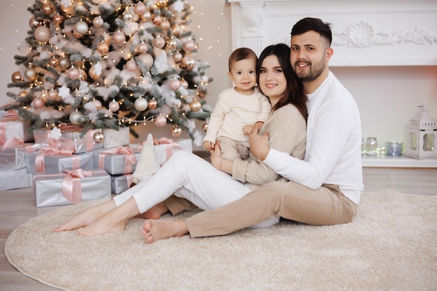 una bella famiglia all'albero di Natale