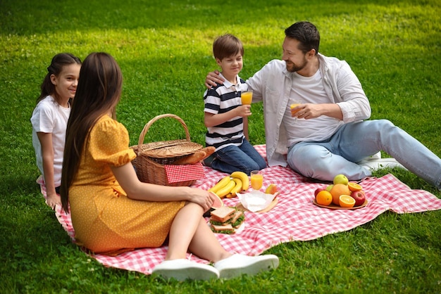 Una bella famiglia che fa un picnic insieme nel parco.