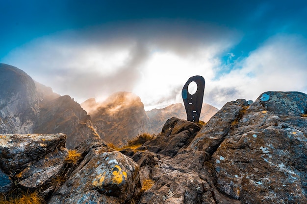 Una bella figura in cima alla montagna