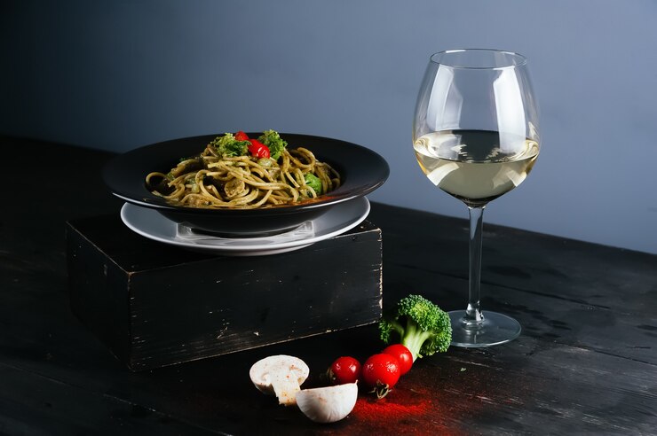 Una bella foto di una cena completa con un bicchiere di vino