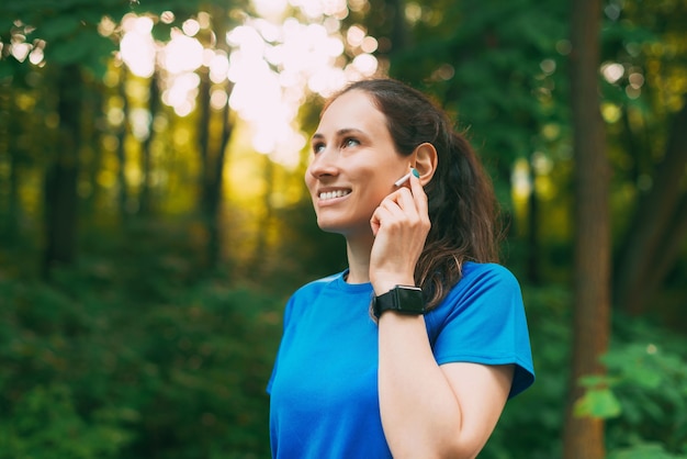 Una bella foto di una donna che ascolta la musica nel parco godendosi la natura