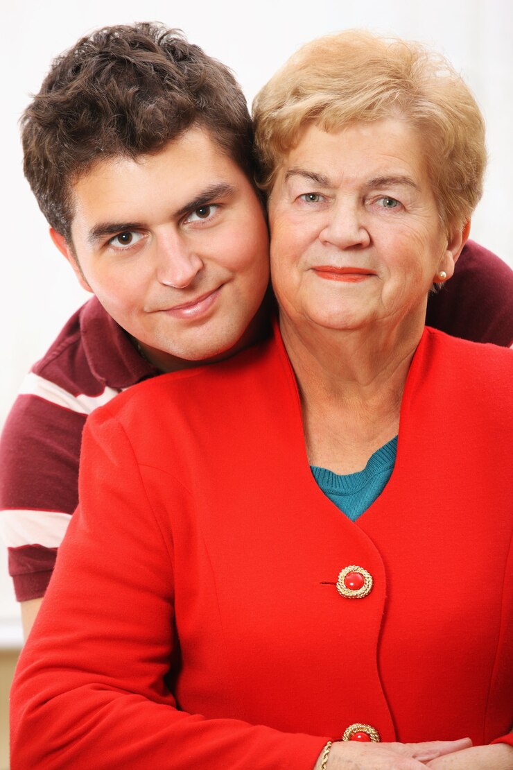 Una bella foto di una nonna con suo nipote su sfondo bianco