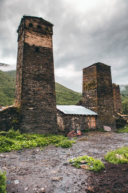 Una bella fotografia di paesaggio con il vecchio villaggio Usghuli nelle montagne del Caucaso in Georgia