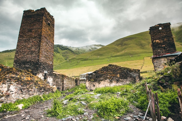 Una bella fotografia di paesaggio con il vecchio villaggio Usghuli nelle montagne del Caucaso in Georgia