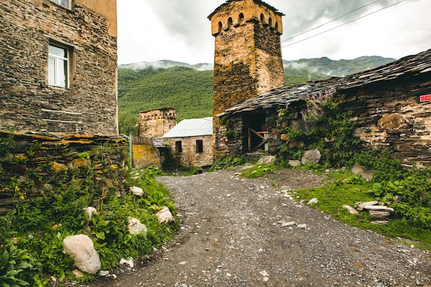 Una bella fotografia di paesaggio con il vecchio villaggio Usghuli nelle montagne del Caucaso in Georgia